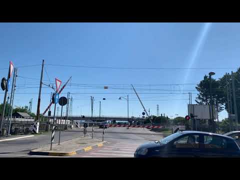R 3007 Bologna centrale-Rimini al passaggio a livello di Cesenatico