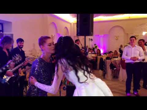 Publicul ii canta "La multi ani !" solistei Blacklight Band - Ana Pop