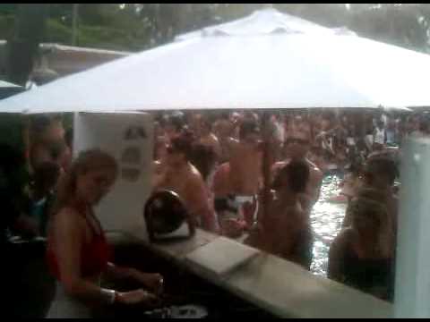 DJ Suzee X - MOB Brazil 2010 - 'Feelin Nina' - Onshore 5