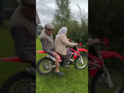 😅Не дуже вдала поїздка на мотоциклі 🏍️👵👴 #Funny #Fail