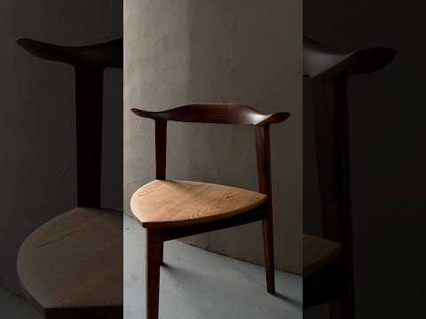 fauteuil-jardin-suspendu-blanc-noir-coussin-vert-pelouse