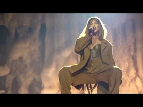 Rihanna -  Kiss It Better (Live in Vienna)