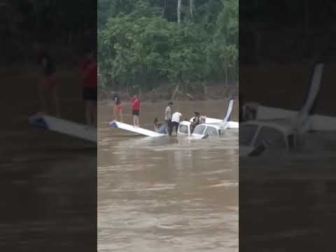 Avião ✈️ de pequeno  porte cai dentro do Rio no município de Jordão,  interior do Acre