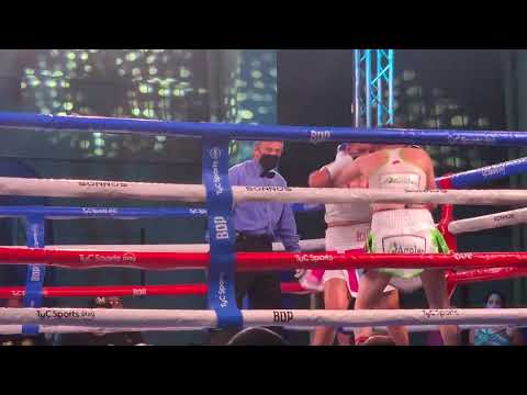 El último round de la pelea estelar femenina en el Polideportivo de Tierras Altas