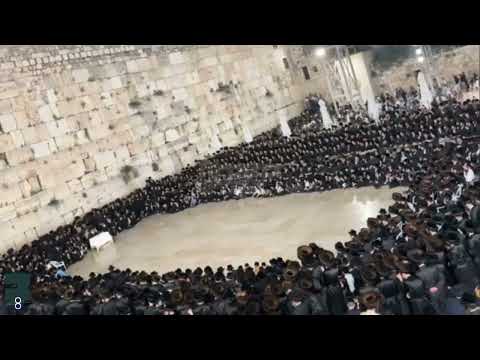 Viznitz Rebbe And Chassidim At The Kosel After Pesach 5784