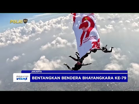 POLISI PENERJUN BENTANGKAN BENDERA HARI BHAYANGKARA KE-79 DAN BENDERA BERGAMBAR PRESIDEN PRABOWO