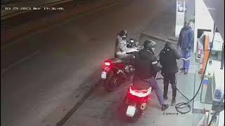 resiste-alla-rapina-dello-scooter-gli-sparano-alle-gambe-ecco-il-video