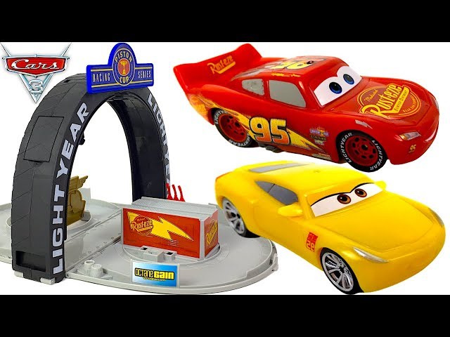 Vídeo relacionado con Mattel Disney Pixar Cars Pista de acrobacias y saltos Copa Pistón Conjunto de juego con vehículo de Rayo McQueen, más de 50,8cm de largo, dos formas de jugar, JDJ02