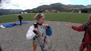 preview picture of video 'Saut en parachute Lisa avril 2013 Tallard'