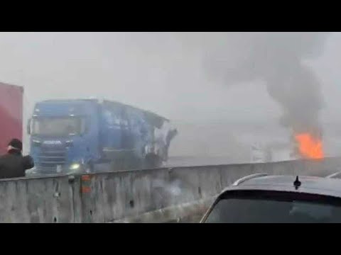Incidente tra Tir sul tratto maledetto della autostrada A4: un mezzo pesante in fiamme