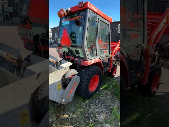 1363447 Kompakttraktor/redskapsbärare med frontlastare och redskap - Kubota 2410 - 2005