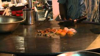 preview picture of video 'Desi Karahi at Laxmi Chowk *Takka Tak* (Lahore Food, Pakistan Food)'