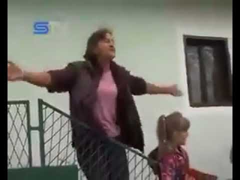 Baba pjeva bećarac- Daću svima, a šta će joj biti, neću u njoj kupus kiseliti!