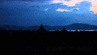 preview picture of video 'Puesta de sol sobre los templos de Bagan'