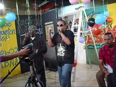 papy jay y anerap en la eskalera