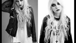 Awesome Pics of Taylor Momsen