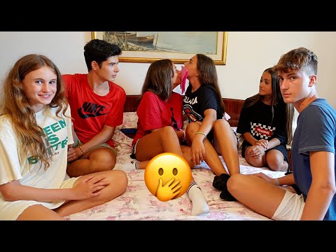 AMICI vs NEMICI - GIOCO DEL FAZZOLETTO COL BACIO - by Charlotte M