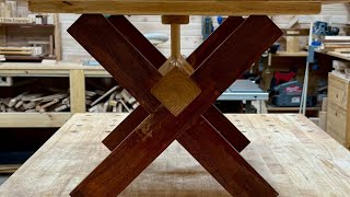 如何用一根木钉连接桌腿和桌面