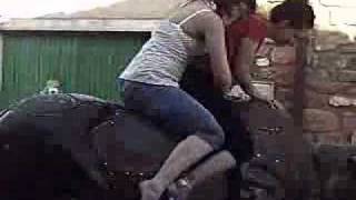 preview picture of video 'Silvia y Moni montadas en el toro (Fiestas Noviales '07)'