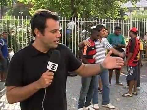 Negueba passeia pelo Centro do Rio e tenta ser reconhecido pelos torcedores