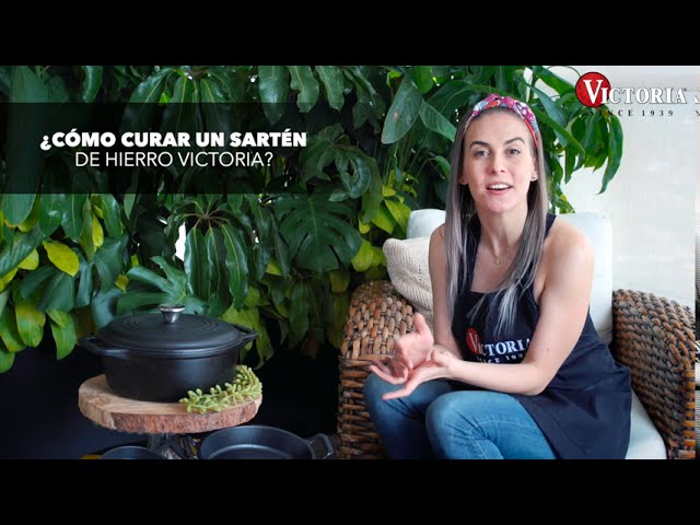 Vídeo relacionado con VICTORIA Sartén Hierro Fundido Esmaltado 30cm, Day of the Dead La Calaca, Apta Barbacoa, Horno, Inducción, Gas, Cast Iron Skillet, Antiadherente Libre de Tóxicos sin PFOA