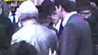 ניגון הרבי שליט"א אצל הרבי מליובאוויטש  בחלוקת כוס של ברכה - התמונה מוצגת ישירות מתוך אתר האינטרנט יוטיוב. זכויות היוצרים בתמונה שייכות ליוצרה. קישור קרדיט למקור התוכן נמצא בתוך דף הסרטון