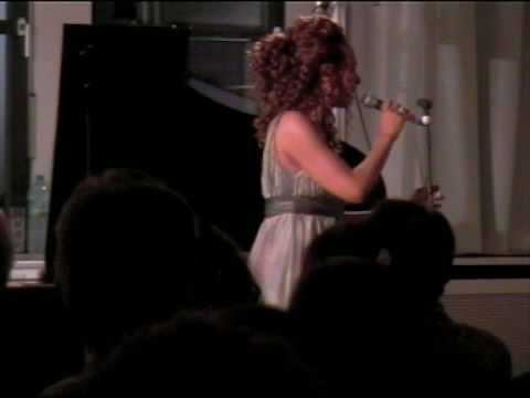 Jocelyn B. Smith singt "Sky on Earth" von Zülfü Livaneli