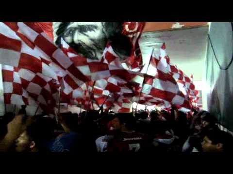 "Porque não posso ficar sem te ver" Barra: Guarda Popular &bull; Club: Internacional