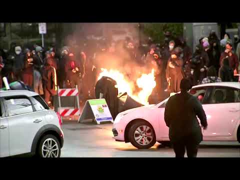 タコマでは警官が群衆に突っ込んだ後、抗議デモが発生しています。 (Protests in Tacoma after officer drove into crowd)
