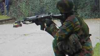 preview picture of video 'Opendeurdag Leopoldsburg 2012: Militairen schieten op doelwitten'