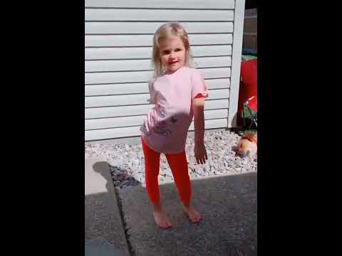 my little sister dancing with poop her pants/diaper