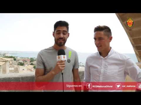 Santamaria y Raillo saludan a los aficionados del Real Mallorca