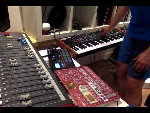 "Hands on filter" Old school 10% live modern Techno - Prophet+Esx+Es2