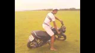 preview picture of video 'manuel dando pião na moto'