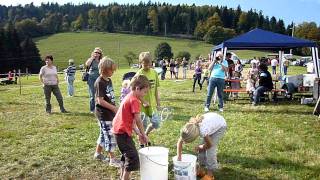 preview picture of video 'Seifenblasen für Kinder: Riesenseifenblasen im Schwarzwald'