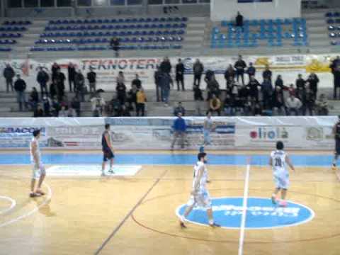 Torresi sbaglia da tre, poi timeout del coach di Bernalda a 1 secondo e 6, a partita oramai persa!!