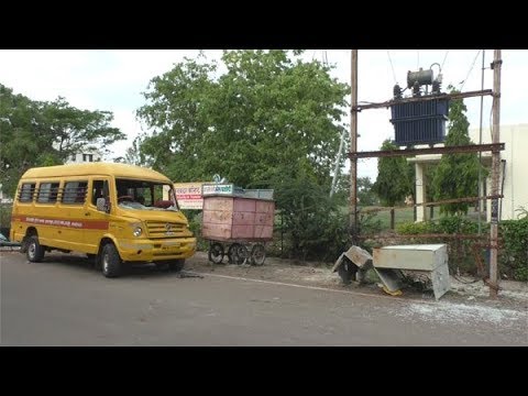 झाकीर हुसेन शाळेची बस धडकली डीपीला