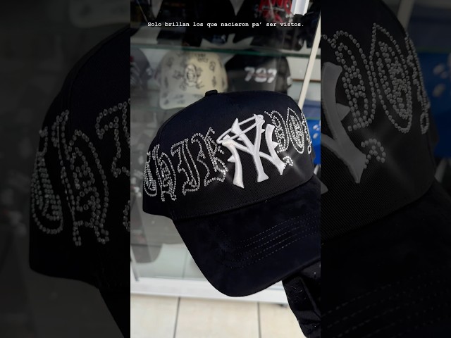 Vídeo relacionado con MERCHANDMANIA Gorra Negra ADOPTA UN DEMOPERRO DEMOPERROS Color Cap.