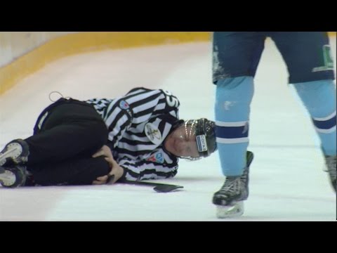 Лайнсмен Садовников получает травму и не может продолжить игру / Linesman leaves with injury