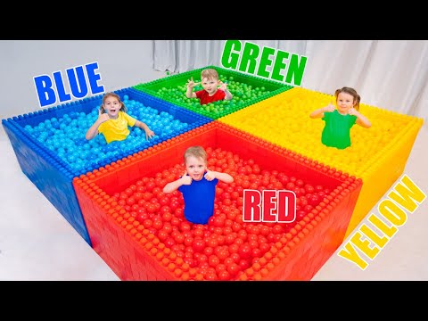 Jouer avec des balles en plastique dans une piscine en lego