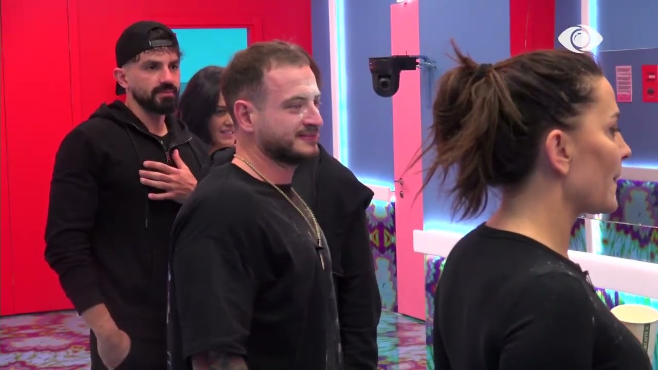 Vijojnë momentet gazmore në shtëpi/ Banorët “ngrijnë” gjatë lojës me miell