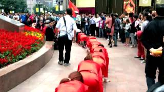 preview picture of video 'Reptiles public employees decompression 某公司为员工解压当众爬行'