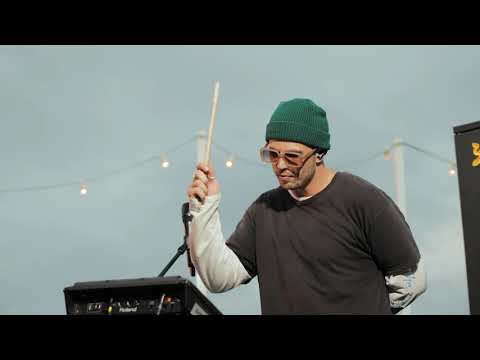 Boo Seeka - Take a look (Live at 'the pink hotel')