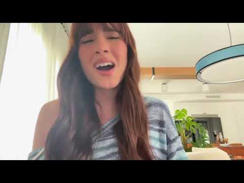 Aitana cantando "Si no vas a volver" a piano #StandupforUkraine