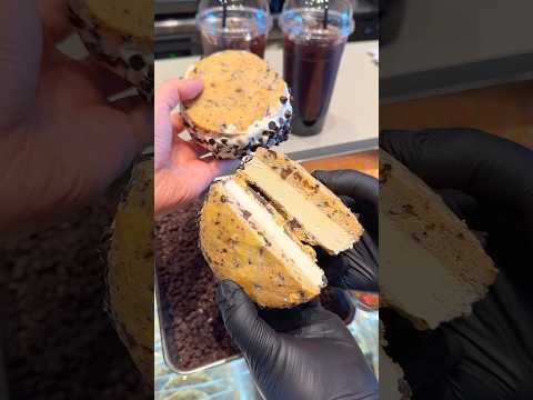 チョコをたっぷり纏わせたクッキーアイスサンド🍪