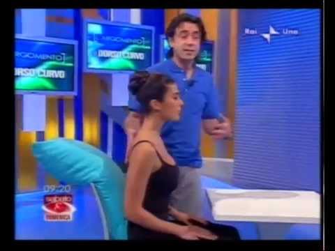 Dormo sul collo dolorante da un lato Mal di schiena sotto il sacro