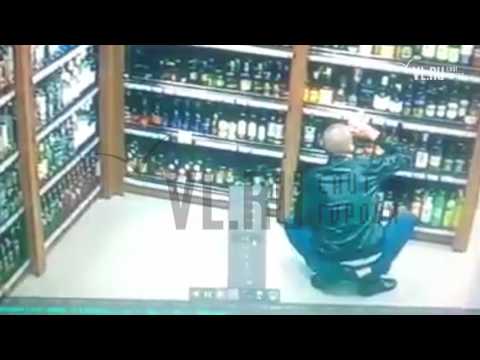 Житель Владивостока снова выпил бутылку водки в магазине и отказался платить