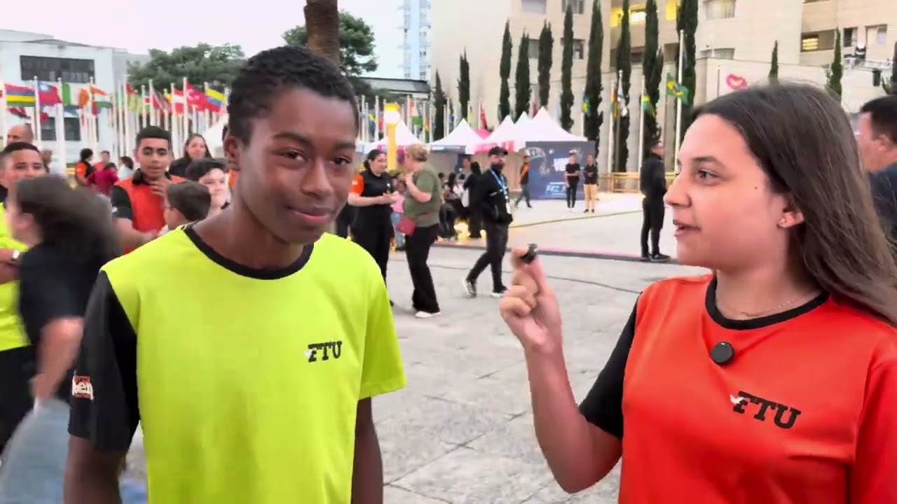Último preparativo para a feira do conhecimento bíblico.