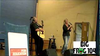 Trisha Yearwood Performs &quot;Somewhere Over The Rainbow&quot; at St. Mary&#39;s Catholic School