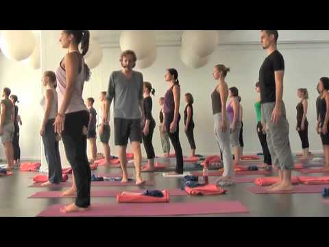 Patrick  Broome erklärt Tadasana , Berghaltung